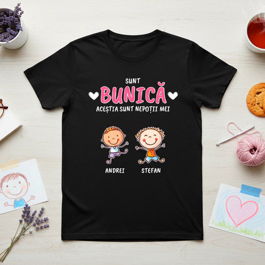Tricou personalizat „Sunt bunică – aceștia sunt nepoții mei” cu nume și desene haioase